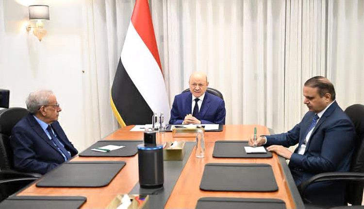 رئيس مجلس القيادة: الدولة لن تسمح بأي رحلات خارج اختصاصاتها الحصرية ولا بديل أمام المليشيات سوى القبول بالمبادرات الإنسانية المعلنة