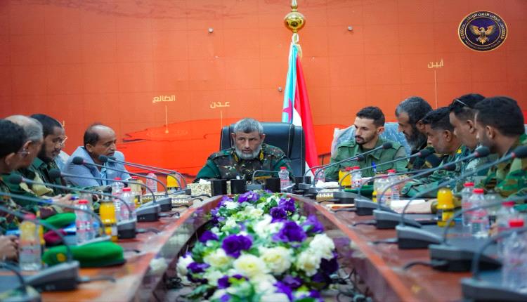 اللواء الجمالي يترأس اجتماعا بقيادة وأركانات التوجيه المعنوي والعلاقات العامة ويؤكد أهمية بناء جندي ملتزم وترسيخ الخطاب الإرشادي المعتدل