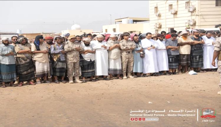 في مشهد مهيب.. اللواء اللحجي يؤدي الصلاة على شهداء قوات درع الوطن في عدن
