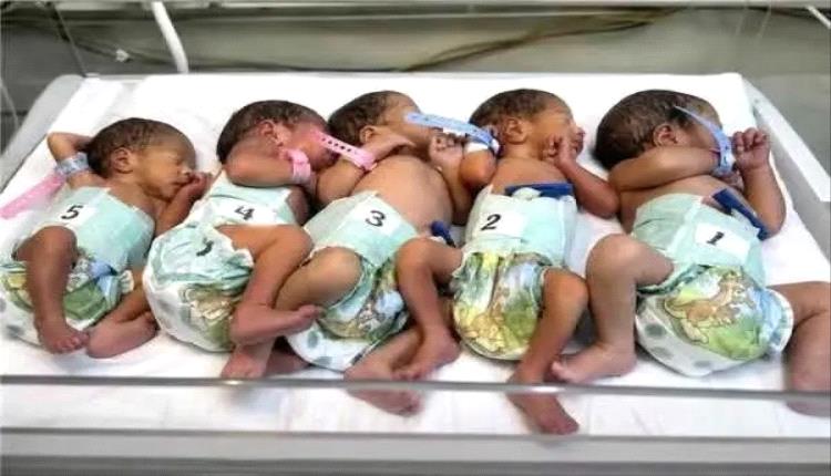 بسبب عدم قدرته المادية .. والد التوائم الخمسة بـ تعز يضطر لإخراجهم من الحاضنات