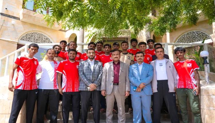 المحافظ بن الوزير يستقبل بعثة نادي شباب مرخة ويهنئها بالتأهل إلى دور الـ16 من كأس الجمهورية