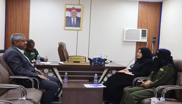 وكيل المحافظة لشؤون المرأة تبحث مع قيادة أمن وشرطة ساحل حضرموت تعزيز فاعلية وحدات مكافحة الابتزاز الإلكتروني وتوسيع نطاقها