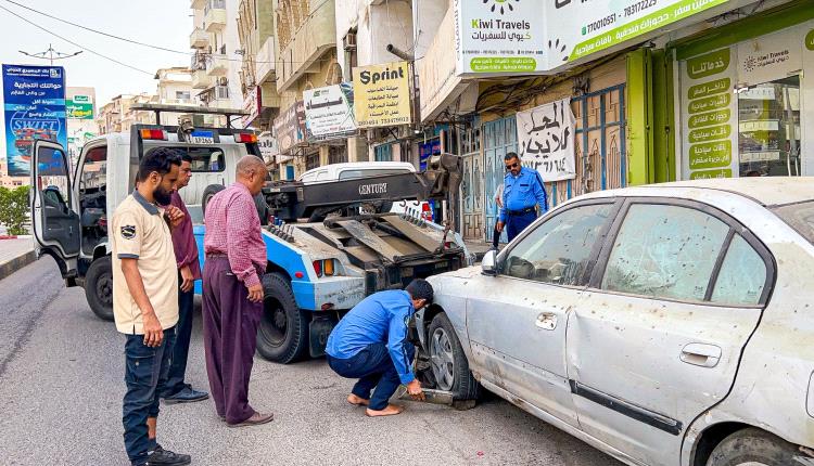حملة لإزالة السيارات المتهالكة من شوارع مديرية صيرة بعدن