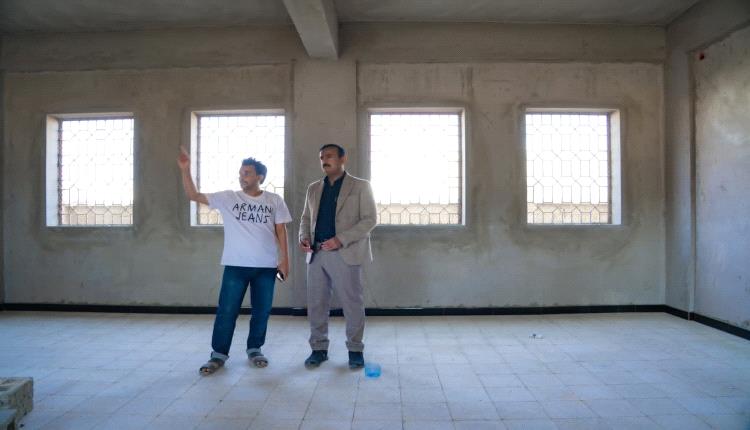 المحافظ بن الوزير يتفقد مستوى الإنجاز في مشروع مدرسة البنات بحي بن ثابت بمدينة عتق