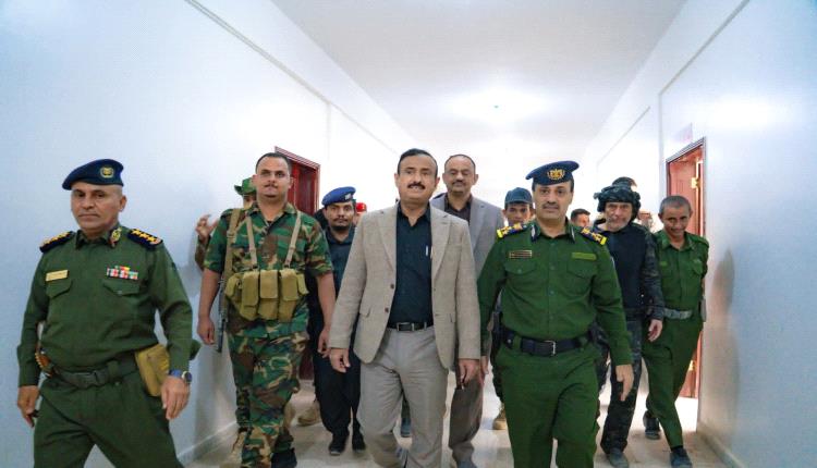 المحافظ بن الوزير يطّلع على نشاط فرع مصلحة الجوازات ويوجه بتسهيل الإجراءات للمواطنين