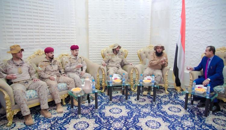 المحافظ بن الوزير وقيادة القوات المشتركة يؤكدان تعزيز الجاهزية العسكرية والتنسيق المشترك