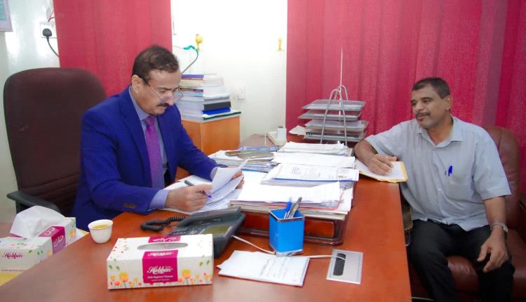 المحافظ بن الوزير يناقش أوضاع المركز الوطني لعلاج الأورام بشبوة ويؤكد استمرار دعمه لتطوير خدماته