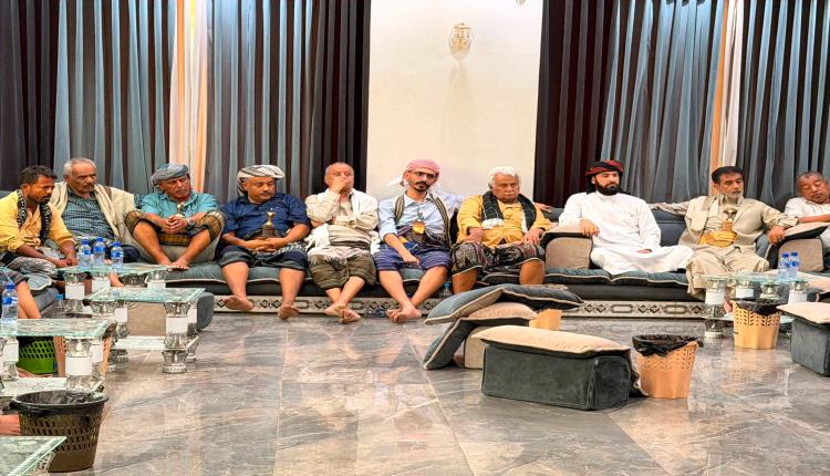 محافظ أبين يلتقي مشايخ ووجهاء آل فضل ويؤكد تعزيز التلاحم الوطني وتوحيد الصفوف