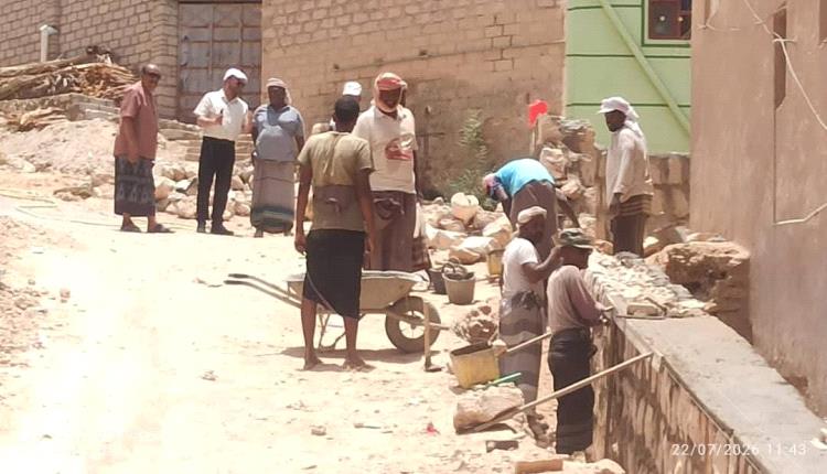 مدير عام تريم يتفقد سير العمل في مشروع ساقية الجروب ويؤكد أهميته في تحسين البنية التحتية