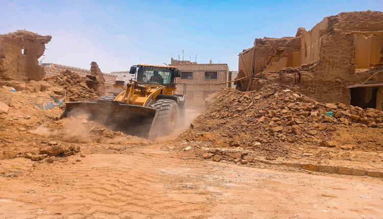مكتب الأشغال العامة بالشحر يزيل منزلين آيلين للسقوط بحارة الحوطة