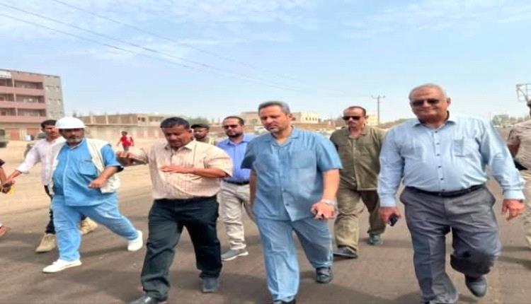 محافظ لحج "مراد الحالمي "يدشن أعمال سفلتة طريق (الحوطة – نوبة دكيم) ضمن مشروع الصيانة الروتينية