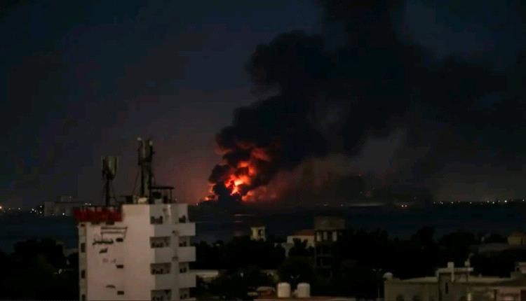عاجل.. غارات جوية عنيفة تستهدف ميناء الحديدة