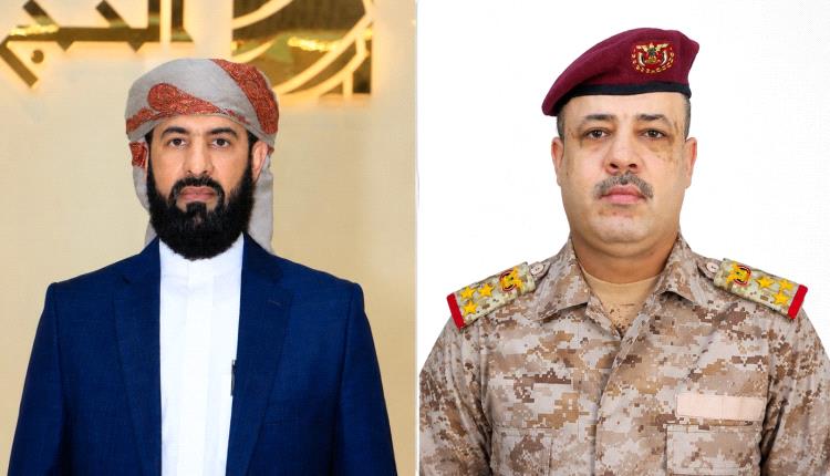 العميد الركن حسن القاضي يهنئ اللواء الدكتور مختار الرباش بمناسبة تعيينه قائدًا لمحور أبين وترقيته إلى رتبة لواء