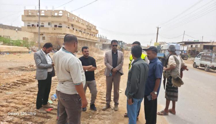 بتوجيهات المحافظ بن لوزير.. متابعة ميدانية لمشروع تأهيل وتوسعة الشارع الرئيسي بمدينة عزان