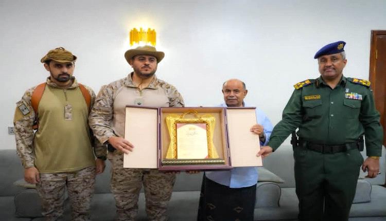 الخنبشي وقيادة قوات التحالف بحضرموت والمهرة يكرمون منتسبي إدارة مكافحة المخدرات بساحل حضرموت