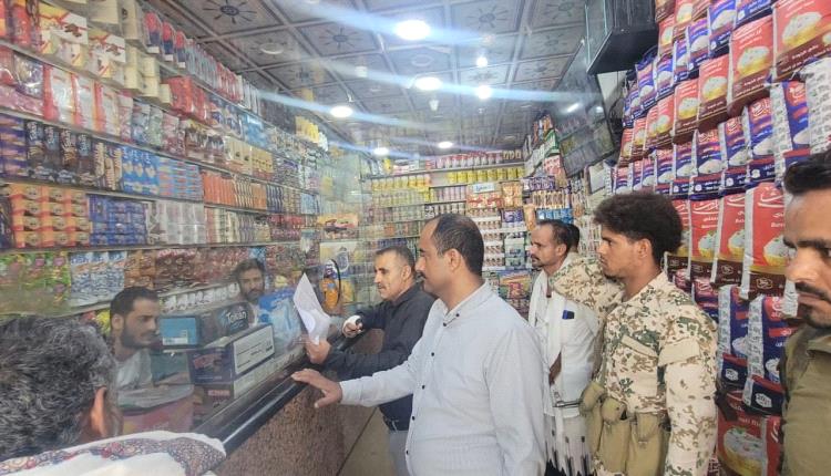 المدير العام بكر الشاعري ينفذ حملة ميدانية رقابية لضبط الأسعار في أسواق مديرية قعطبة
