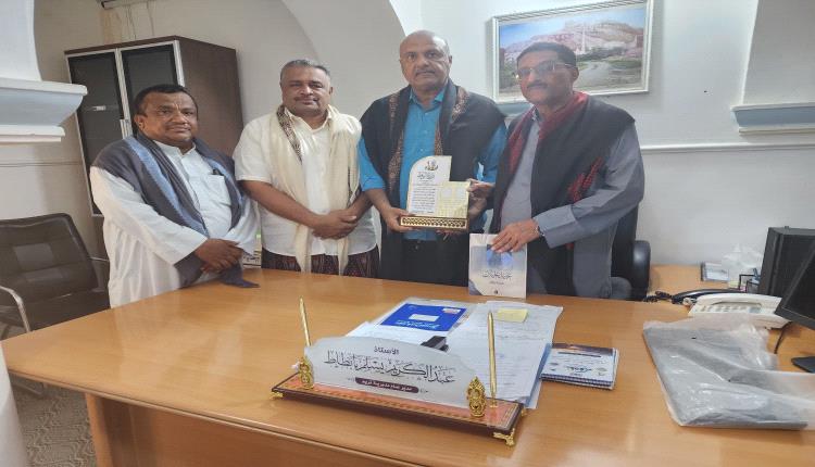 إدارة نادي الوحدة الرياضي بتريم تكرّم مدير عام المديرية بدرع الوفاء تقديرًا لجهوده في إنجاح فعاليات الوفاء للفقيد عبيد عبود عليان رحمه الله