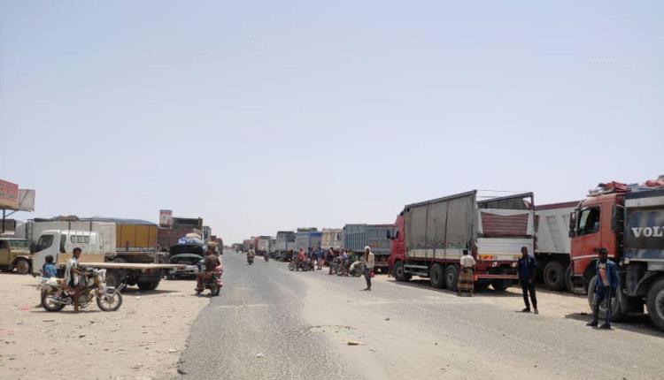 حفريات طريق (لحج - عدن).. ومطبات عشوائية تثقل كاهل المواطنين