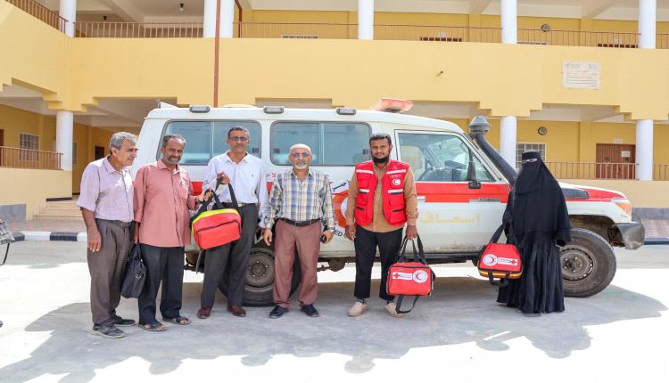 قيادات الهلال الأحمر والشؤون الاجتماعية والتربية بـ «أبين» يتفقدون المخيمات الصيفية في جعار والجول