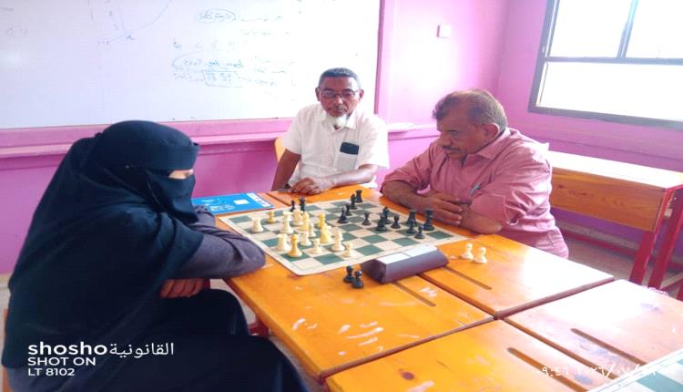 اللاعب الدولي منصور بلعيدي يزور مركز الشطرنج بالمخيم الصيفي في مجمع الفتح للبنات بخنفر