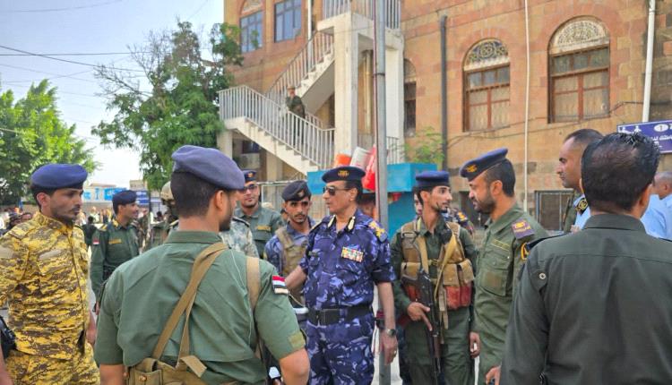 مدير شرطة تعز يوجه برفع درجة التأهب القصوى خلال تفقده الوحدات الأمنية