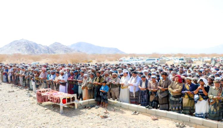 قيادة قوات دفاع شبوة تتقدم المشيعين في جثمان الشيخ حسين المحيقني بمرخة العليا
