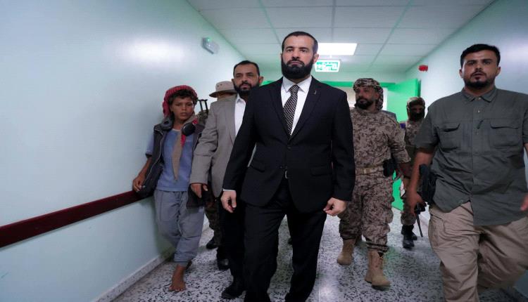 محافظ أبين يوقف مدير مستشفى الرازي ويحيله إلى التحقيق خلال زيارة مفاجئة