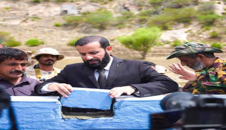 محافظ أبين يضع حجر الأساس لمشروع تأهيل مياه الزغرور بمنطقة الصفاة برصد