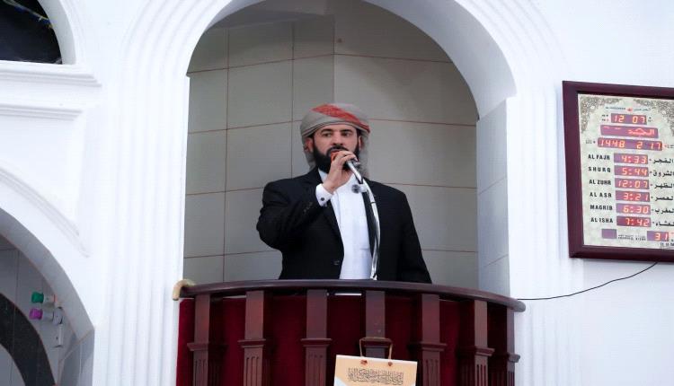 محافظ أبين خطيبًا في صلاة الجمعة ويؤم المصلين بمسجد العرقة بسباح ويشدد على التكاتف ونبذ الفرقة