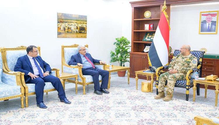 الفريق طارق يبحث إعادة افتتاح فرع البنك اليمني للإنشاء والتعمير في المخا