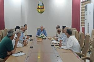 وزير التربية والتعليم (العبادي) يناقش مع مستشاري الوزارة بعدن سبل تطوير الأداء الإداري والارتقاء بالجودة التعليمية