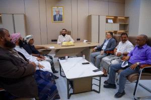 محافظ أبين يلتقي باللجنة المكلفة بالإعداد والتجهيز لإقامة مشروع الزواج الجماعي لـ100 شاب وشابة