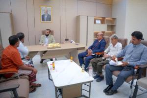 محافظ أبين يلتقي مدير عام خنفر ويشدد على تحسين جودة الأداء في مختلف القطاعات