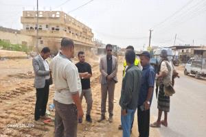 بتوجيهات المحافظ بن لوزير.. متابعة ميدانية لمشروع تأهيل وتوسعة الشارع الرئيسي بمدينة عزان