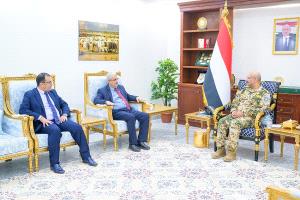 الفريق طارق يبحث إعادة افتتاح فرع البنك اليمني للإنشاء والتعمير في المخا