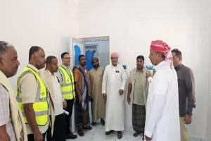 السلطة المحلية ومكتب الصحة العامة بمديرية السوم تستلمان ابتدائياً مشروع 