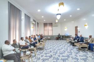 الخنبشي يجتمع بقيادات السلطات المحلية بمديريات ساحل حضرموت لاستكمال التحضيرات التأسيسية للمجلس التنسيقي الأعلى
