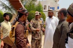 عضو مجلس القيادة طارق صالح يقدم واجب العزاء لأسرة الشهيد العميد يحيى وحيش