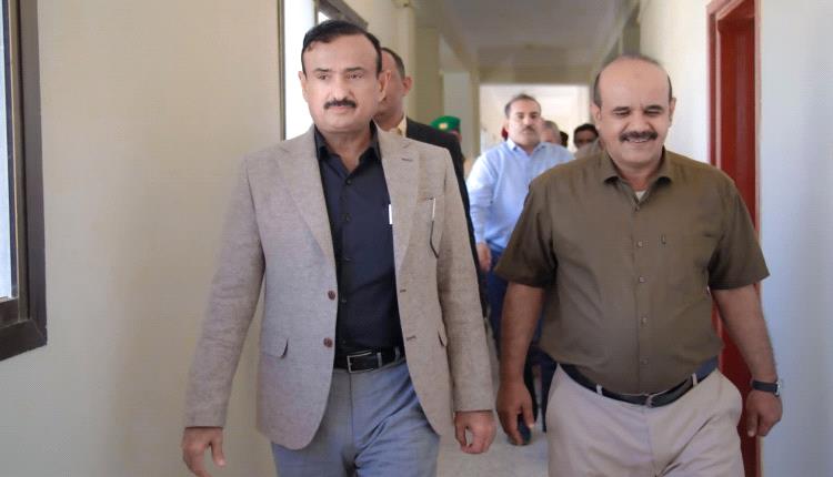 المحافظ بن الوزير يتفقد مستوى الانضباط الوظيفي عقب إجازة عيد الأضحى المبارك