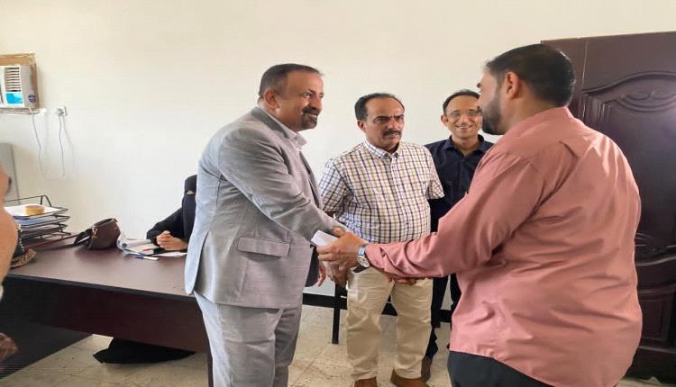 بتوجيهات محافظ العاصمة عدن.. وكيل المحافظة علوي النوبة يتفقد مستوى الانضباط الوظيفي بمديرية خورمكسر عقب إجازة عيد الأضحى