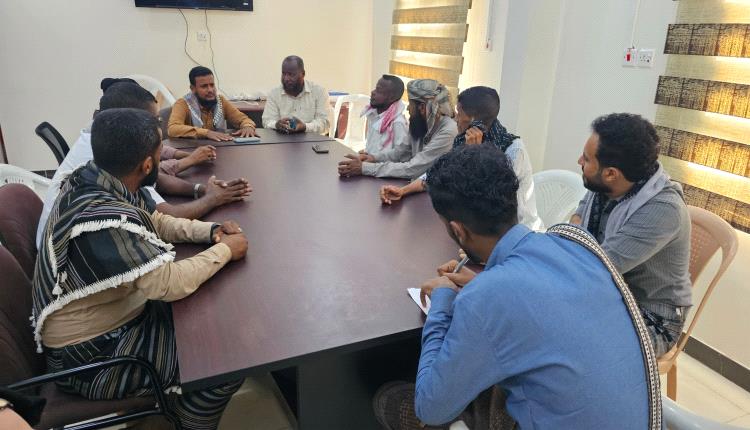 رئيس جمعية الهلال الأحمر اليمني فرع أبين يلتقي بالموظفين لمناقشة خطط العمل بعد إجازة العيد