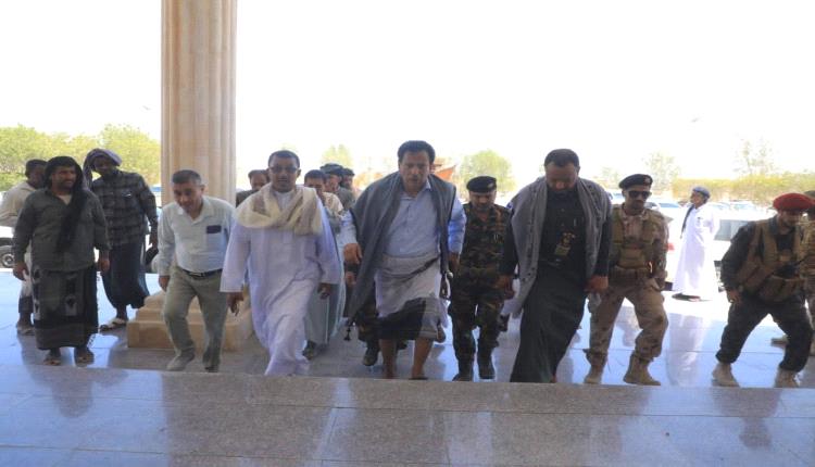 عقب إجازة عيد الأضحى.. محافظ المهرة يتفقد مستوى الانضباط الوظيفي ويهنئ الموظفين بهذه المناسبة