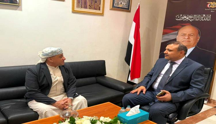أمين عام محلي أبين يعزي بوفاة الرئيس هادي خلال زيارته سفارة اليمن في مسقط