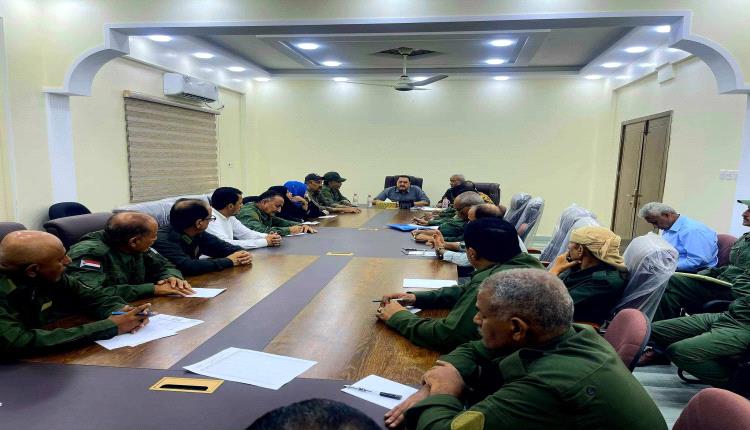 مدير أمن العاصمة عدن يترأس اجتماعاً قيادياً موسعاً مع مساعديه ومدراء الإدارات الأمنية