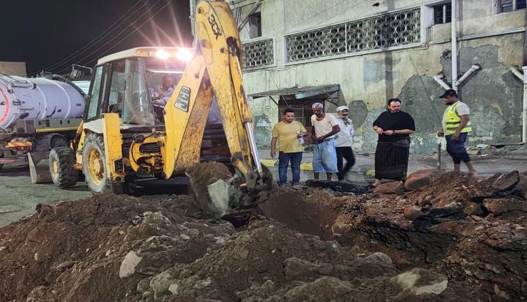 فرق الصيانة بمؤسسة المياه بعدن تنفذ أعمال إصلاح كسر بخط مياه رئيسي في مديرية صيرة