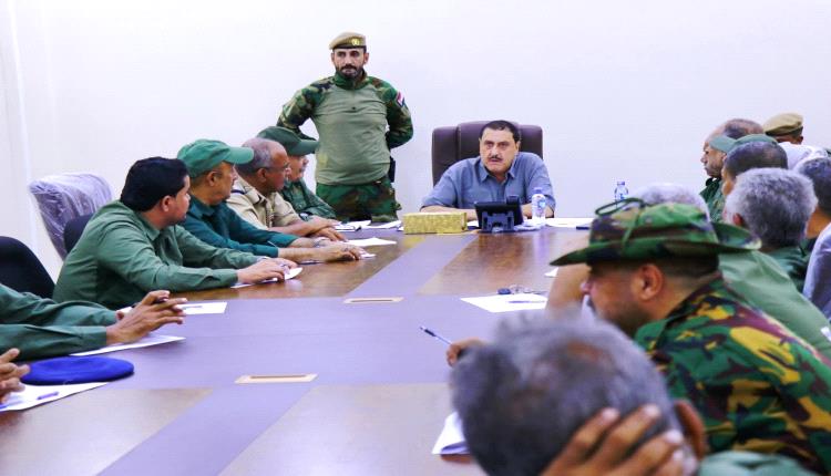 مدير أمن عدن يعقد اجتماعاً موسعاً بقيادات الشرطة ويؤكد تنفيذ قرارات اللجنة الأمنية بحزم