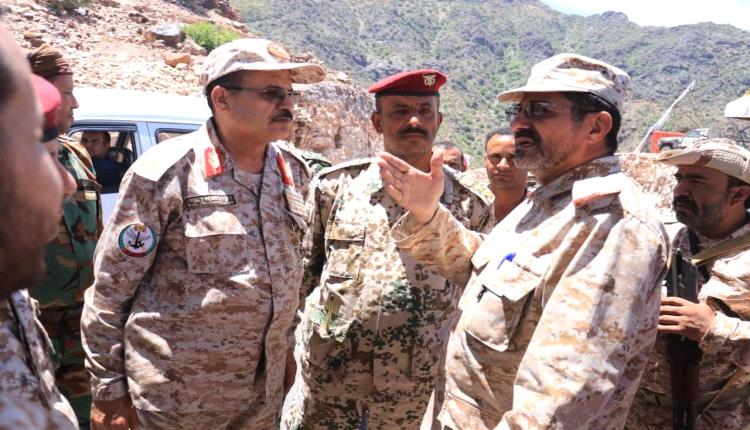 رئيس أركان المنطقة الرابعة يتفقد الجبهات الغربية في تعز ويشيد بجاهزية المقاتلين
