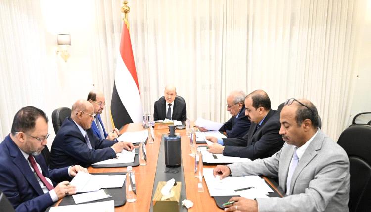 رئيس مجلس القيادة يرأس اجتماعا حكوميا مصغرا لدعم جهود التعافي وانتظام الرواتب وامدادات الخدمات