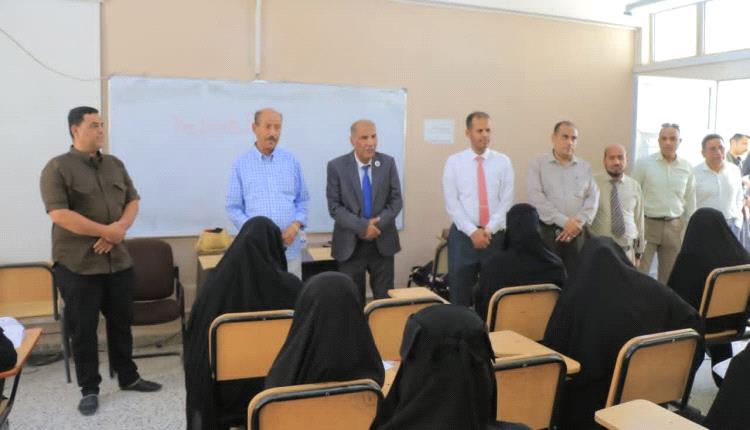 وكيل حضرموت يدشّن امتحانات جامعة سيئون وكلية المجتمع للعام الجامعي 2025–2026م