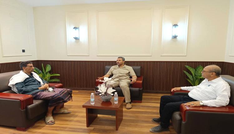 محافظ لحج يناقش مع مدراء عموم الحوطة وتبن وصندوق النظافة مستوى خدمات النظافة وتقييم الأداء الميداني